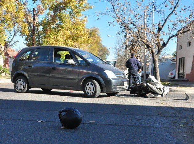 Choque Entre Un Auto Y Una Moto En Castelli Y Belgrano