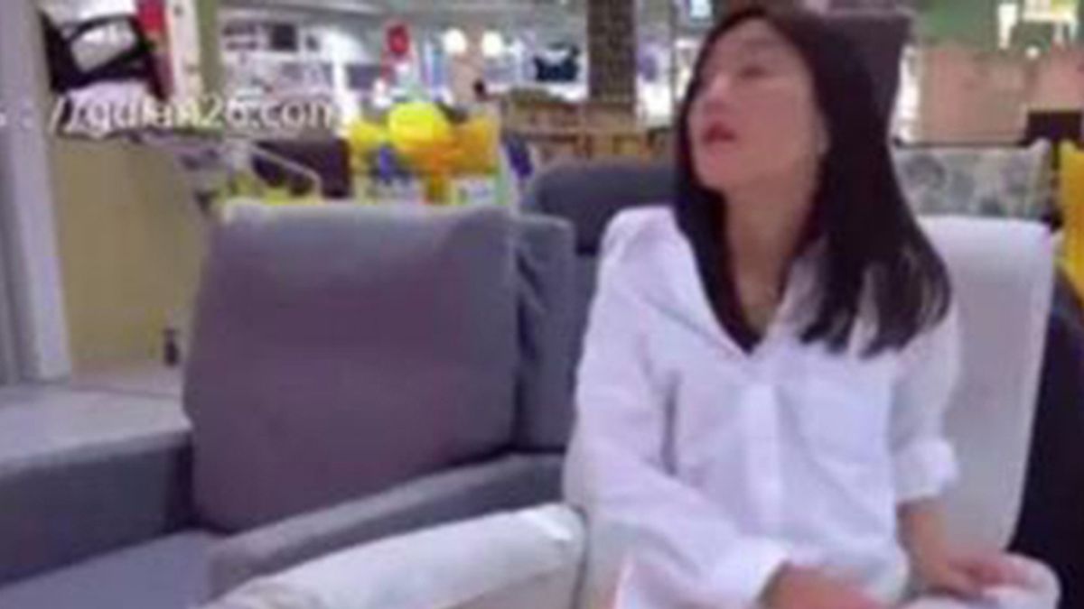 China Una Mujer Film Un Video Para Adultos En Una Tienda De Muebles Y