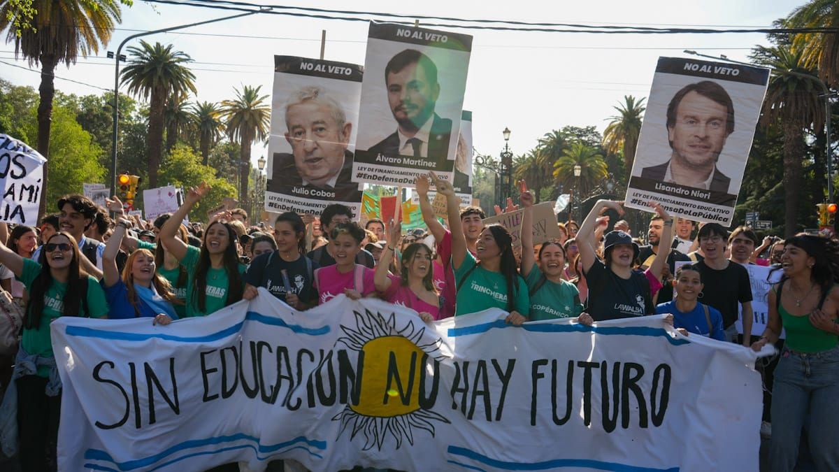 Fue Masiva En Mendoza La Marcha En Defensa De La Universidad P Blica