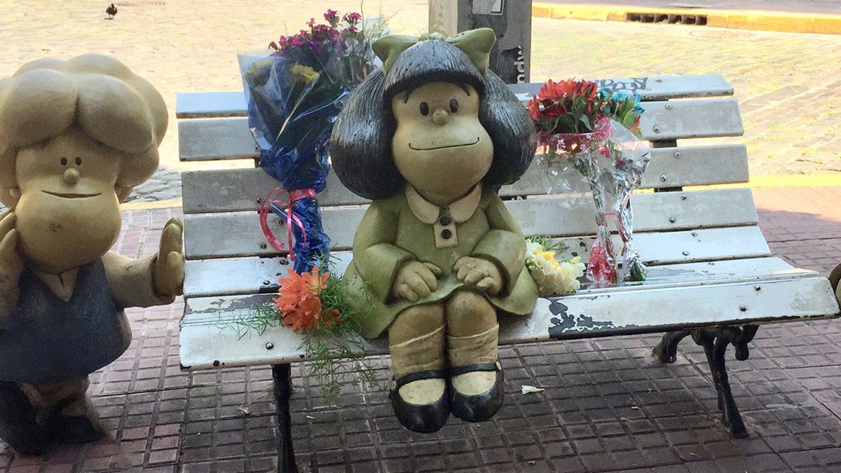 Las Figuras De Mafalda Reciben Flores Como Homenaje A Quino