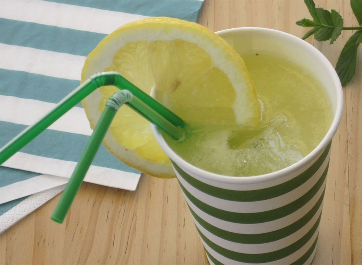 Recetas cómo hacer una deliciosa limonada casera de menta y jengibre