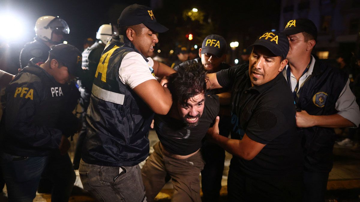 Serios Incidentes Entre Fuerzas De Seguridad Y Manifestantes Durante El