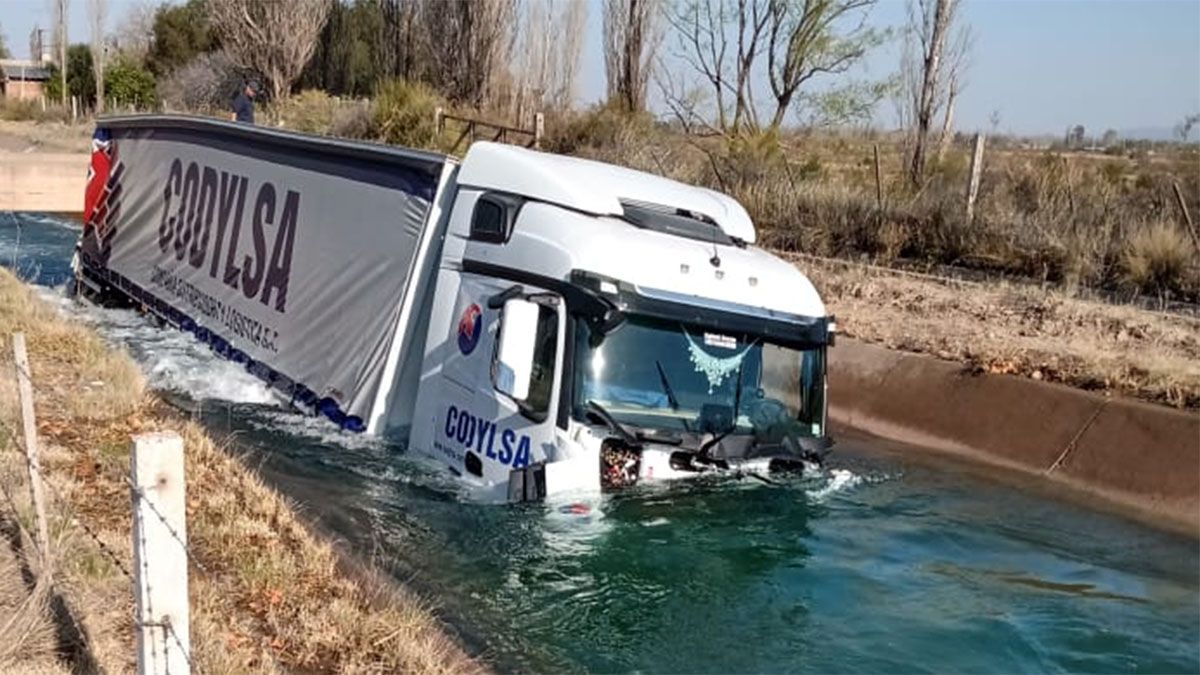 Un camión terminó en un canal de riego en San Rafael y el chofer fue