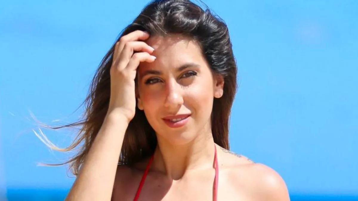 Cinthia Fern Ndez Se Muestra En Bikini Bicolor Y Paraliza Las Playas De Brasil