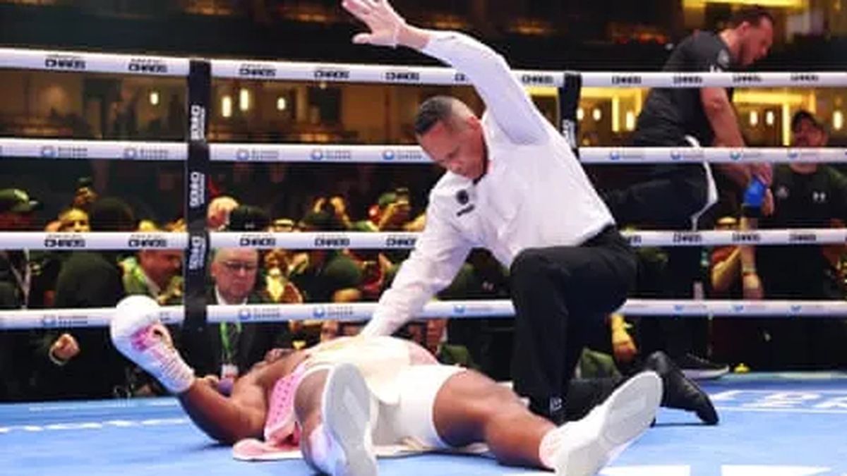 Mirá el tremendo nocaut que le propinó Anthony Joshua a Ngannou en