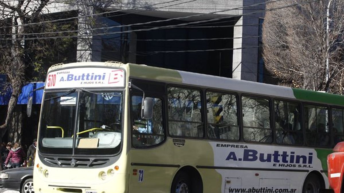 Atacaron A Piedrazos Un Colectivo Que Circulaba Por Balloffet Y Amapola