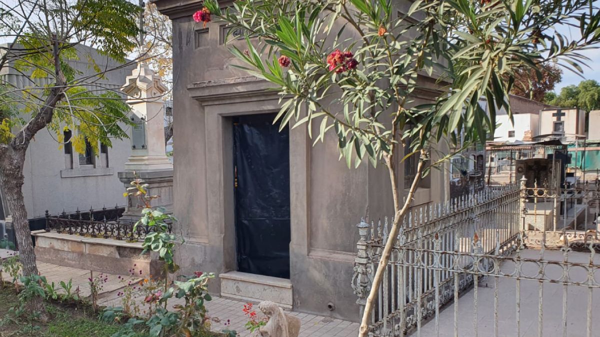 Insólito robo en Maipú se llevaron las puertas de cuatro mausoleos del