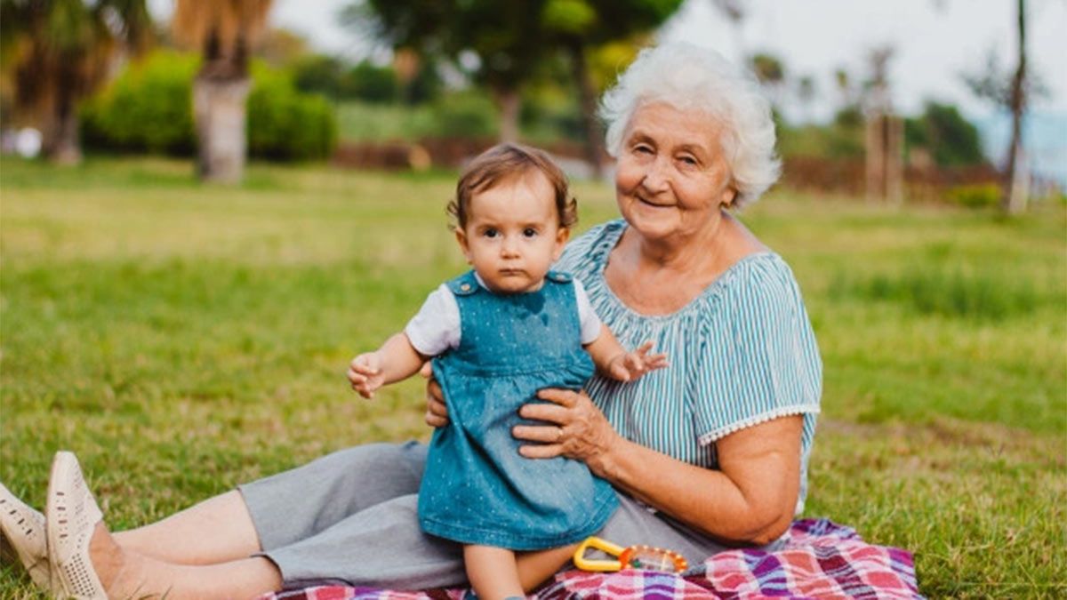 Abuela quiere cobrar por cuidar a su nieta y hay polémica