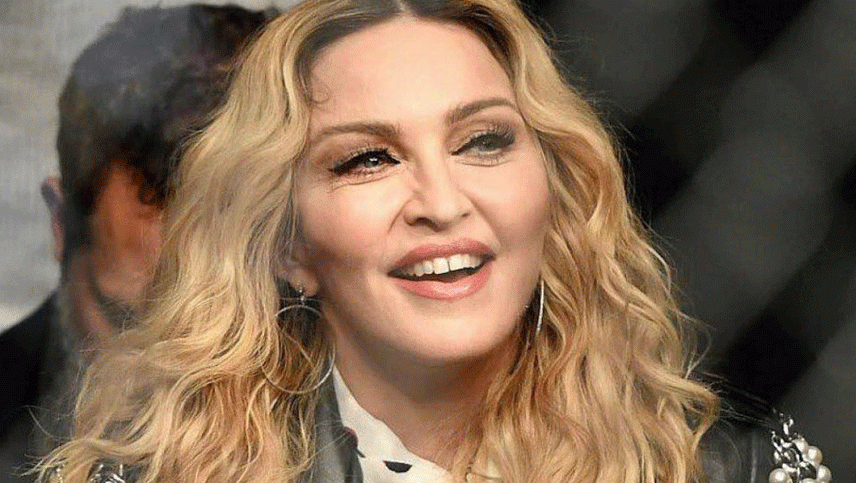 La sorprendente foto al borde de la censura de Madonna en muletas y semidesnuda