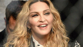 La sorprendente foto al borde de la censura de Madonna en muletas y semidesnuda