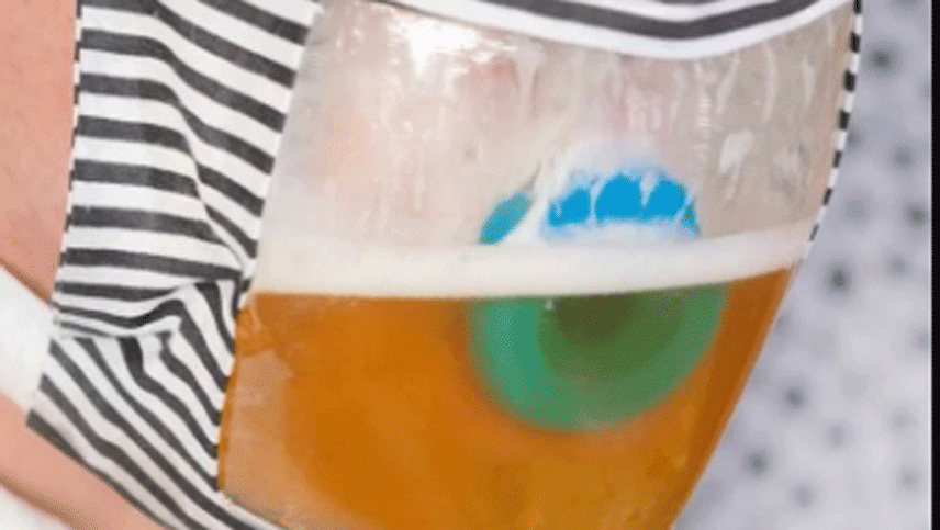 Inventaron un barbijo con un dispenser que permite tomar cerveza