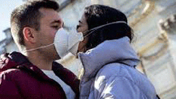 Adiós a los besos: científicos aseguran que el distanciamiento social será hasta el 2022