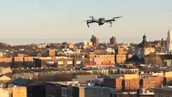 La vio bailando en la terraza y le mandó un dron con su número de celular