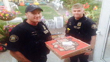 Dos policías reparten pizza para ayudar a un trabajador herido