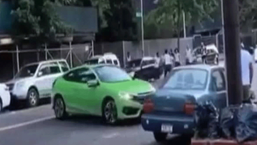 Video: una joven atropelló con su auto a un grupo de personas que agredía a su novio