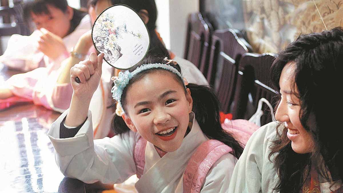 Una niña vestida con un traje hanfu asiste a una fiesta en Shanghai. GAO ERQIANG/ CHINA DAILY