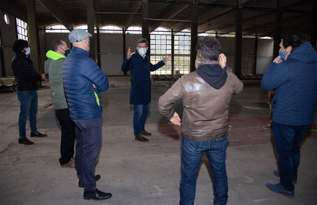 El intendente de Mendoza, Ulipiano Suarez, y gente de FILM ANDES. Foto: Gentileza Prensa Municipalidad de Mendoza.