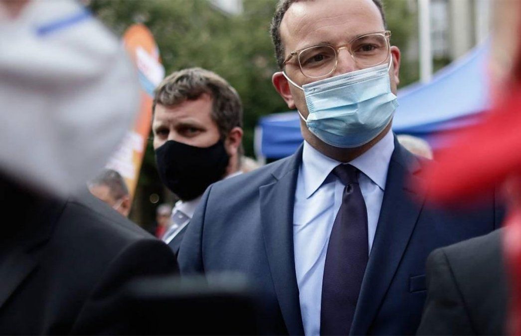 Jens Spahn, ministro de Salud de Alemania, fue agredido por manifestantes durante violentas protestas anticuarentena y el confinamiento por el coronavirus.