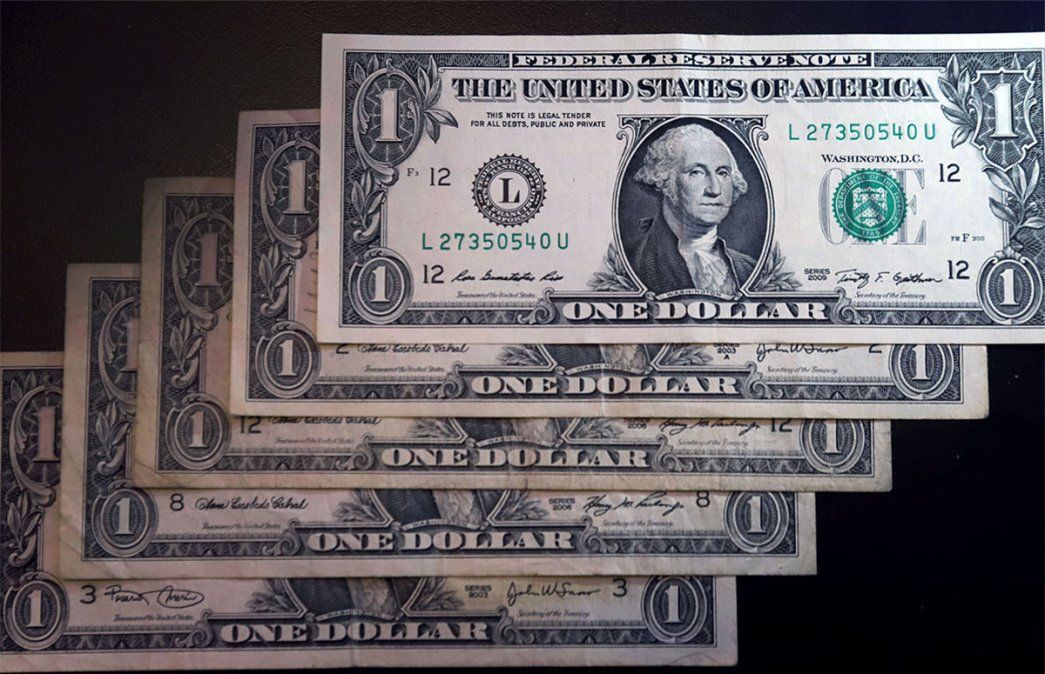 El dólar sigue subiendo y está cerca de los 102 pesos. Foto: NA.