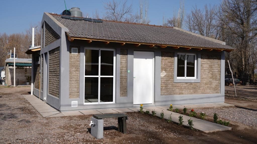 La vivienda de Junín cuenta con muros conformados con 4.500 ladrillos PET.
