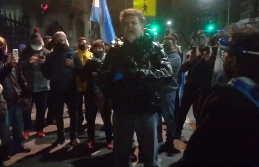 Alfredo Casero insultó al presidente afuera del Congreso.