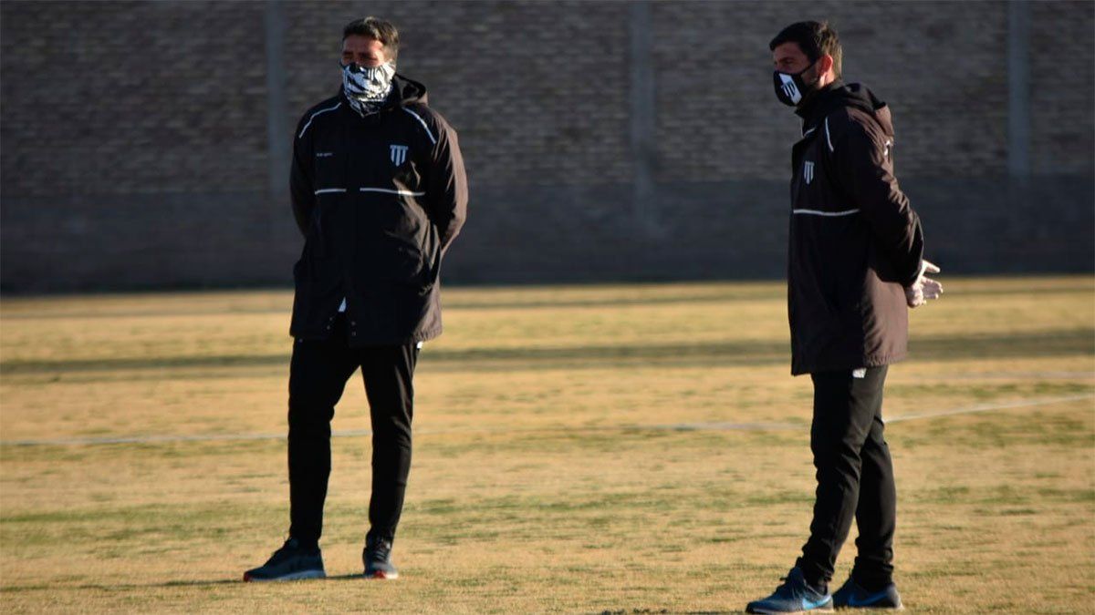 Diego Pozo y Martín Abaurre, DT y ayudante de campo del Lobo. (Fotos gentileza Prensa Gimnasia).
