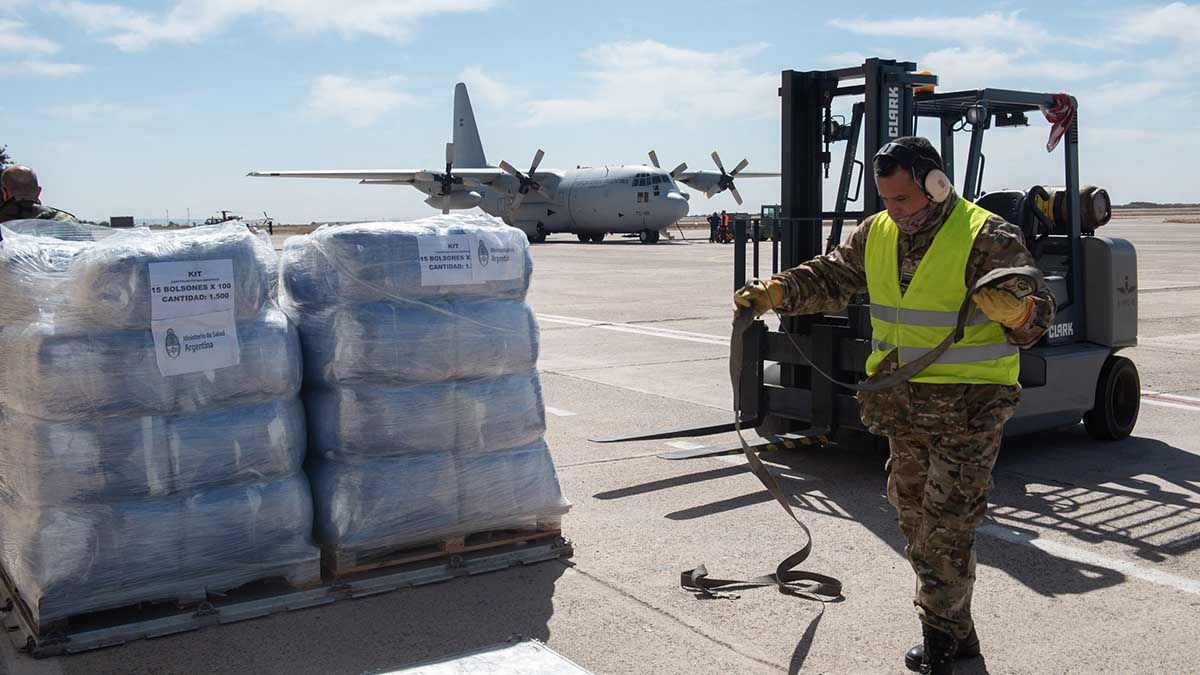 Llegó un Hércules con insumos sanitarios para Mendoza.