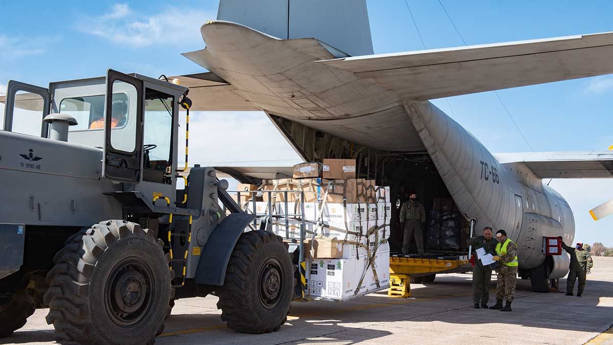 Llegó un Hércules con insumos sanitarios para Mendoza.
