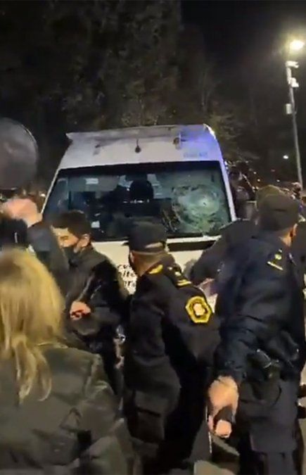 El empresario Lázaro Báez salió de la cárcel de Ezeiza pero más tarde tuvo que regresar porque los vecinos del Pilar no lo dejaron entrar y estaban enardecidos. Acá se ve cómo rompieron los vidrios de la camioneta. Foto: NA.