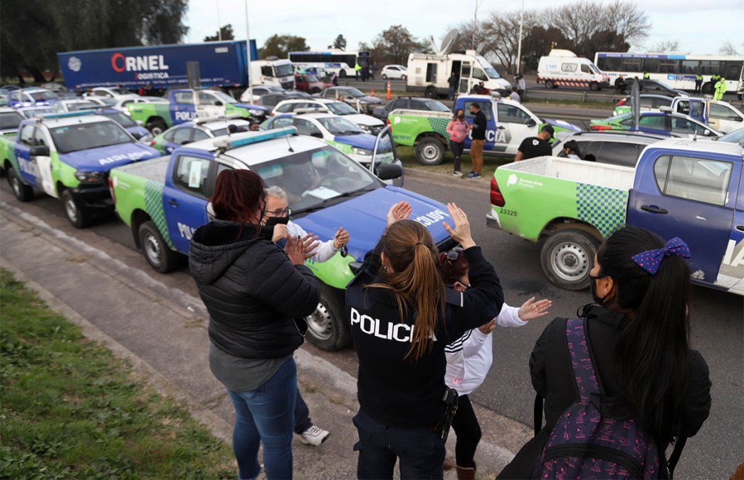 Caravanazo de la policía bonaerense en reclamo por mejores sueldos. Foto: NA.