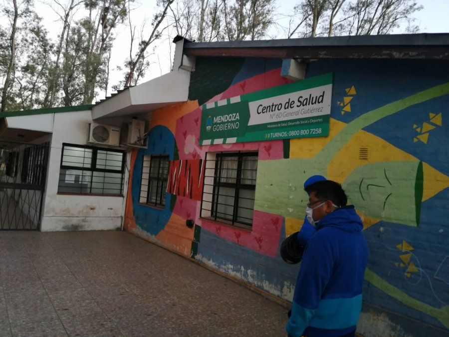 Algunos centros de salud amanecen con filas de personas para realizarse el hisopado