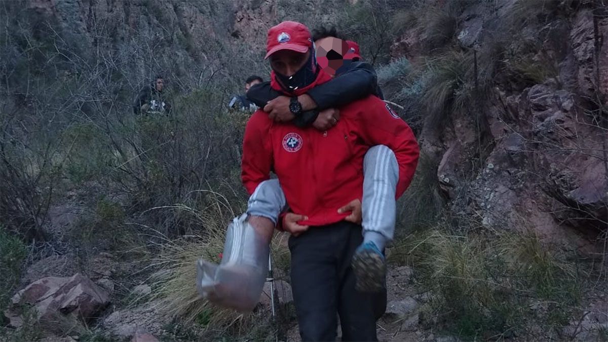 Policías de la Patrulla de Rescate auxiliaron a un herido en el Cerro Baños, en Cacheuta