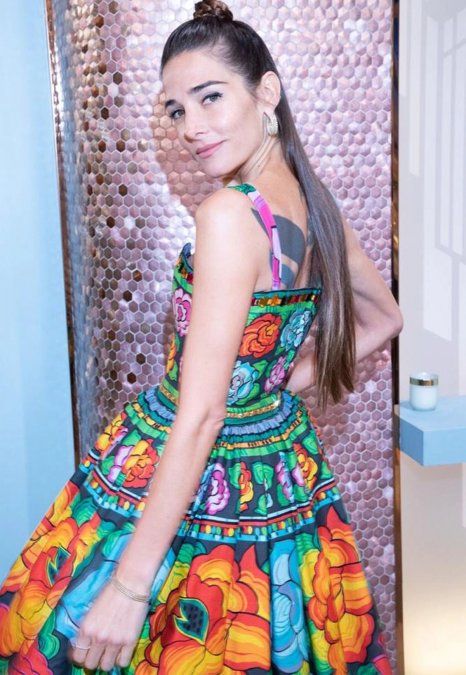 Juana Viale impactó con su look y se levantó el mini vestido para mostrar lo que tenía abajo