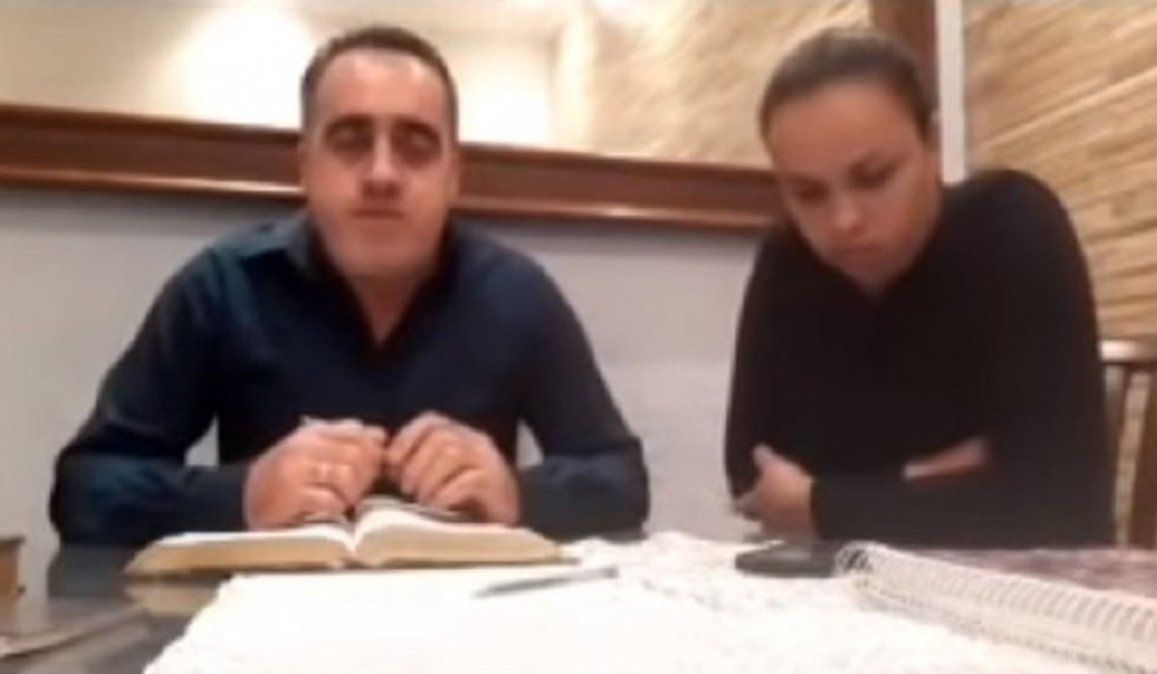 Un pastor evangélico agredió en vivo a su esposa: "Acepten la paz del Señor"