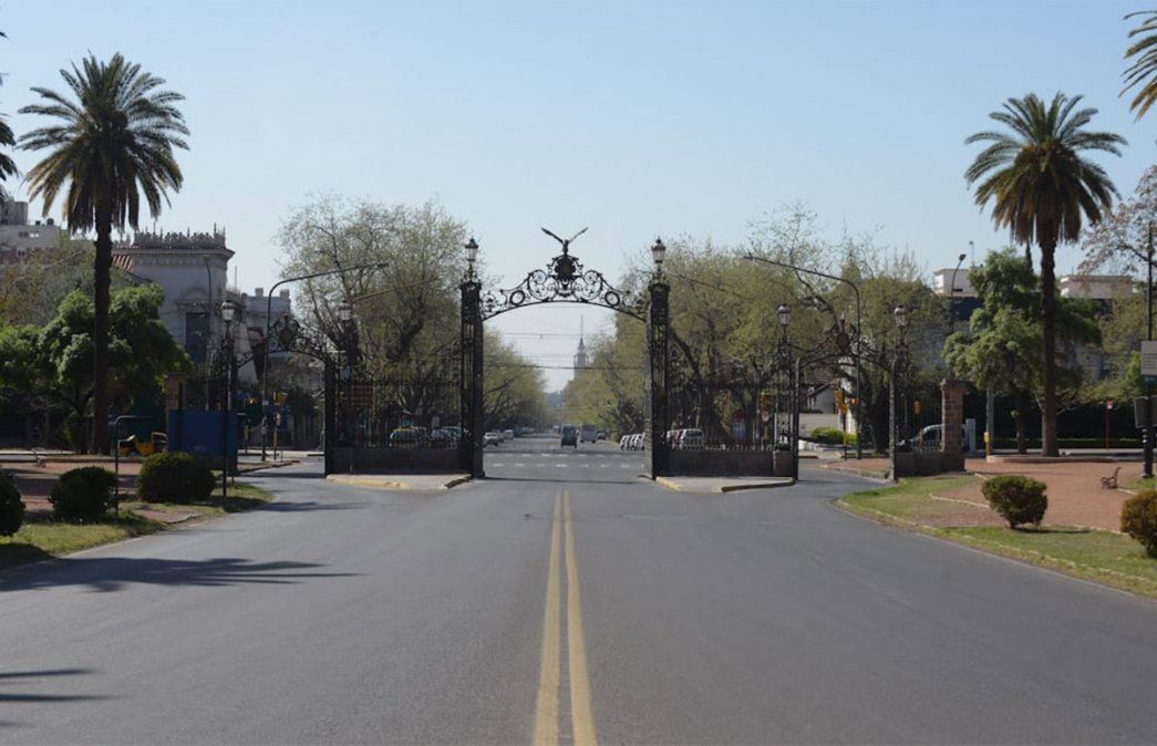 Los portones del Parque San Martín, otrora lleno de estudiantes por el día de la primavaera, lucen desiertos. Mendoza y la vuelta a Fase 1 por la pandemia de coronavirus. Foto: Martín Pravata / Diario UNO.