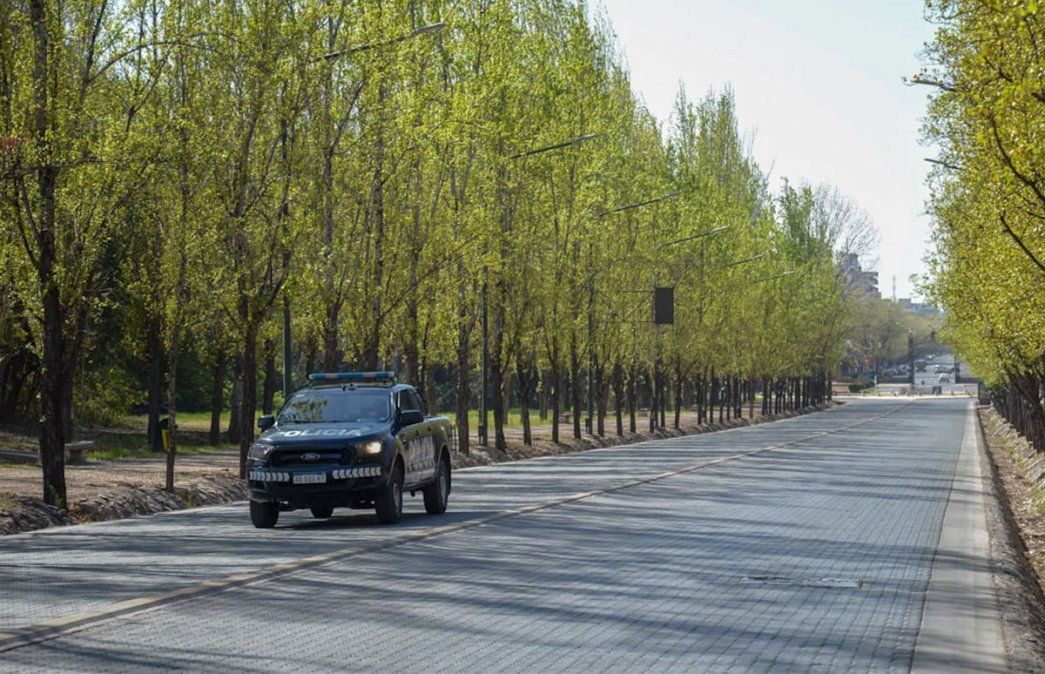 Avenida del Libertador, en el Parque San Martín, otrora lleno de estudiantes por el día de la primavaera, desierta. Mendoza y la vuelta a Fase 1 por la pandemia de coronavirus. Foto: Martín Pravata / Diario UNO.