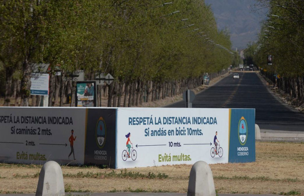 Avenida del Libertador, en el Parque San Martín, otrora lleno de estudiantes por el día de la primavaera, desierta. Mendoza y la vuelta a Fase 1 por la pandemia de coronavirus. Foto: Martín Pravata / Diario UNO.