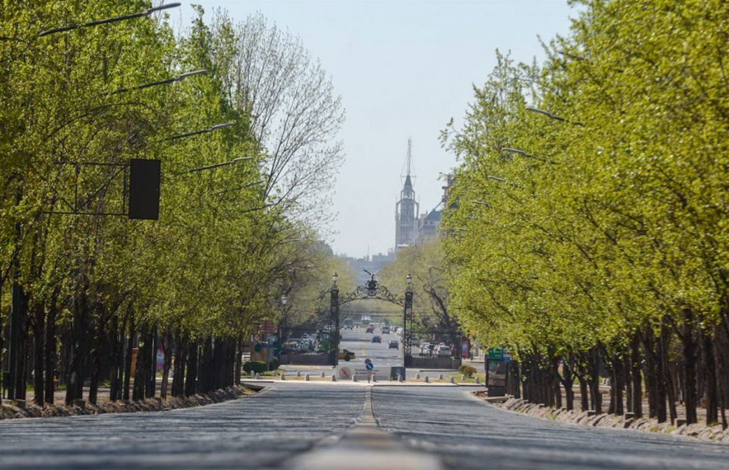 Avenida del Libertador, en el Parque San Martín, los portones y la ciudad de fondo. Mendoza y la vuelta a Fase 1 por la pandemia de coronavirus. Foto: Martín Pravata / Diario UNO.