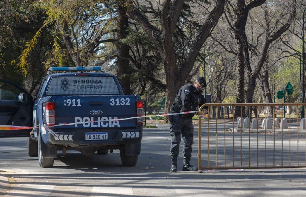 Los portones y la ciudad de fondo. Mendoza y la vuelta a Fase 1 por la pandemia de coronavirus. Foto: Martín Pravata / Diario UNO.