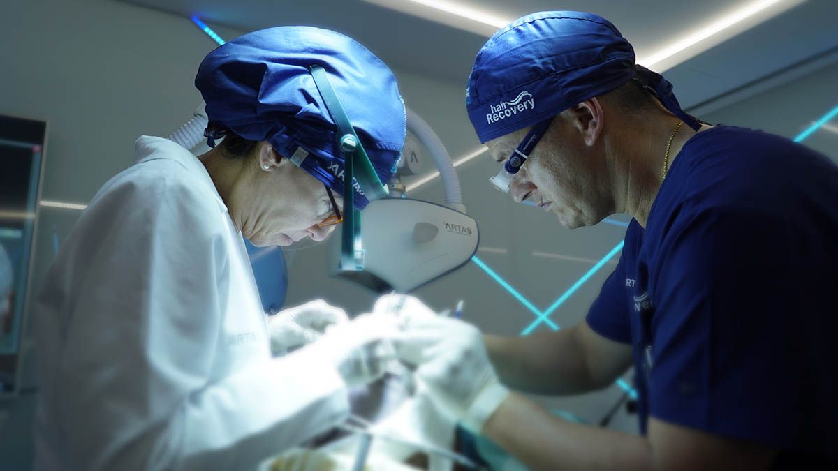 Trasplante: con la técnica FUE, los especialistas reubican cabellos desde un área donante hasta zonas que se pretenden cubrir. El resultado es un diseño natural y sin cicatrices.