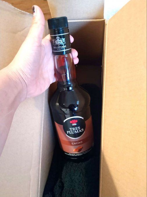 Compró una notebook de $140.000 por Mercado Libre y le llegó un licor