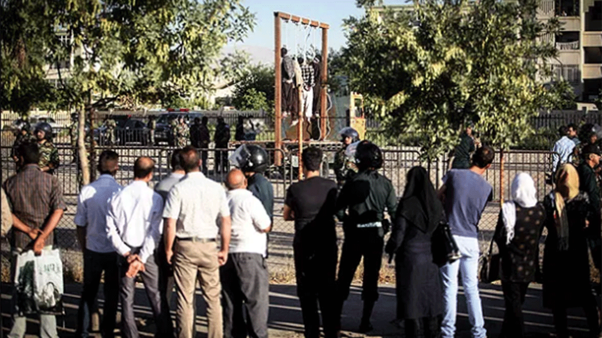 Los colgaron. Cuatro hombres violaron a una mujer delante de su marido.