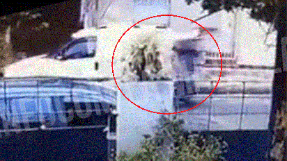 Captura de pantalla del momento en que atropelló al joven de 21 años. 