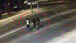 Captura de video. El camionero atropelló a tres asaltantes.