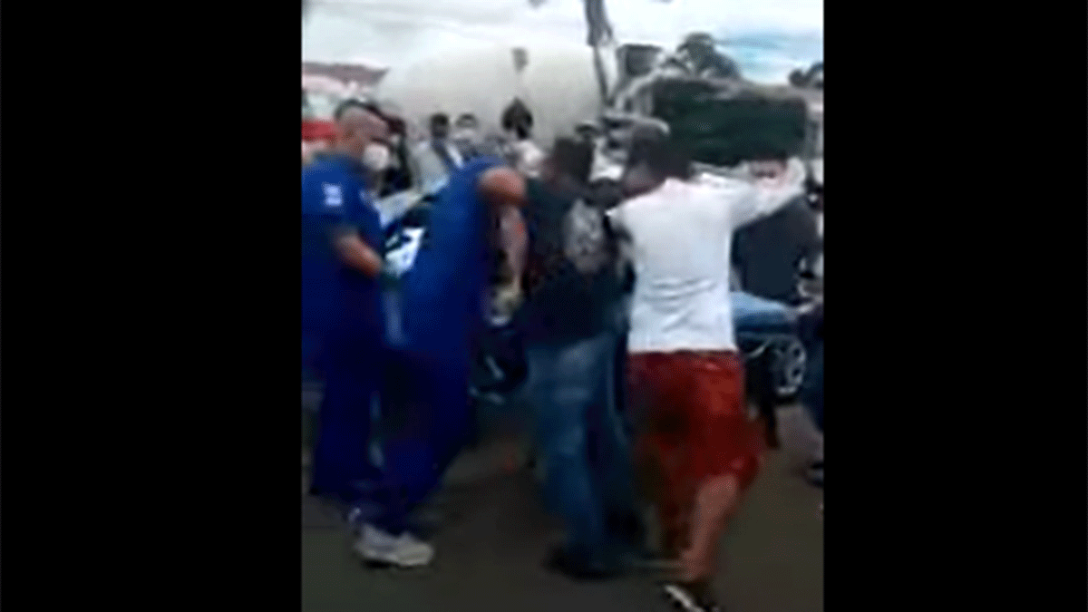 Captura de video: el herido se cansó y se fue caminando.