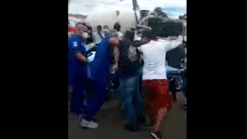 Video: paramédicos peleaban, el herido se paró y se fue