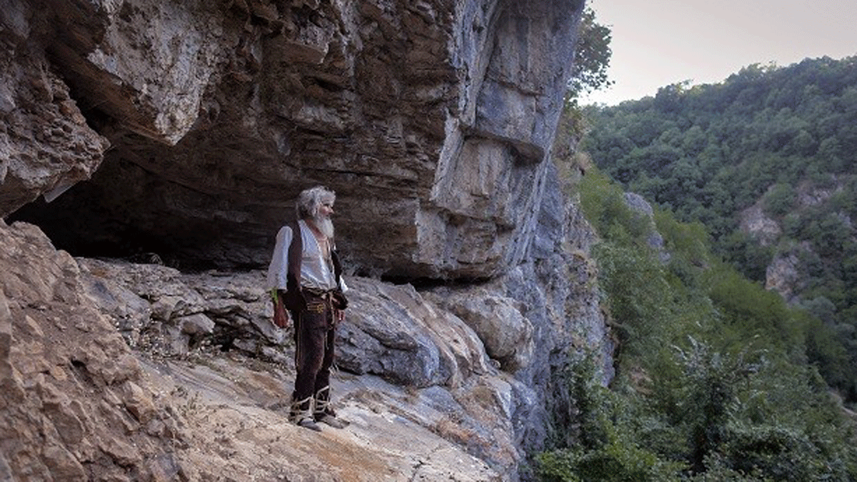Vive hace 20 años en un cueva y se vacunó contra el Covid
