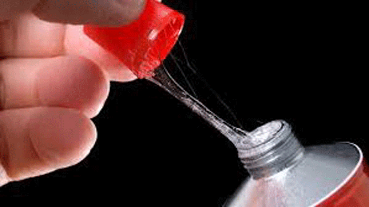 Pegó sus genitales con un adhesivo para que su novia no se embarazara