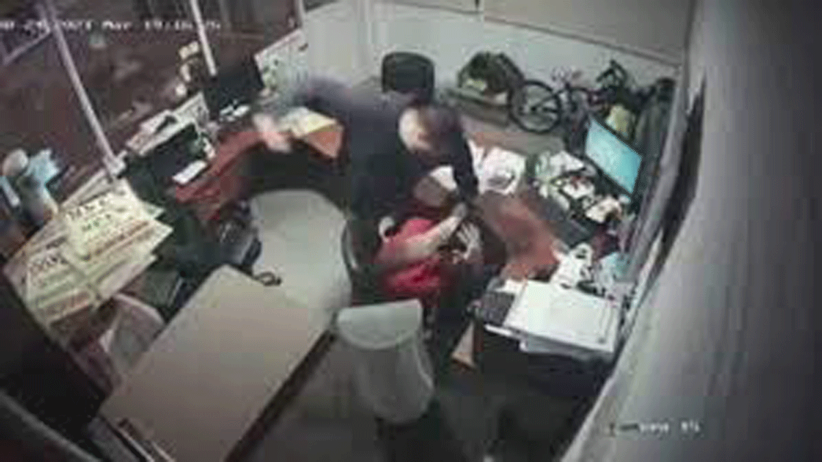 Video: golpeó a su expareja lo grabaron y quedó libre