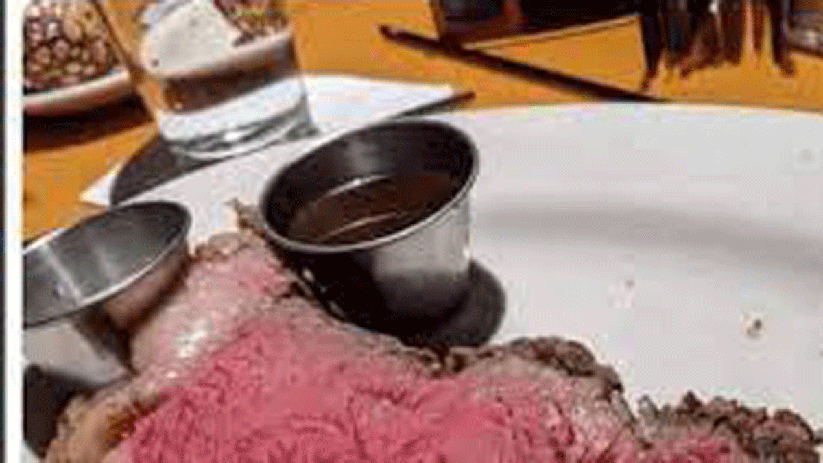 ¡Está vivo! Pidió lomo se lo trajeron crudo y el chiste que hizo se viralizó.